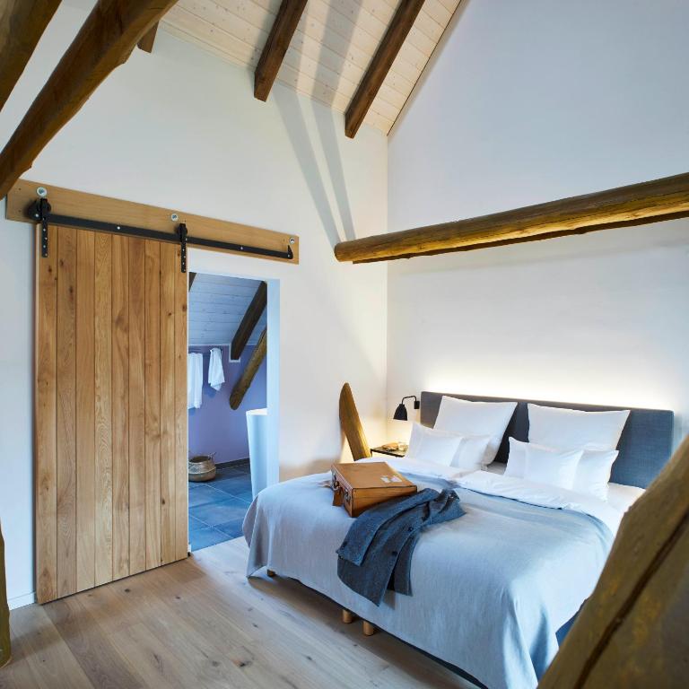 Ένα ή περισσότερα κρεβάτια σε δωμάτιο στο meinwolfsburg hotel auf dem rittergut vormals Yard Boarding Hotel