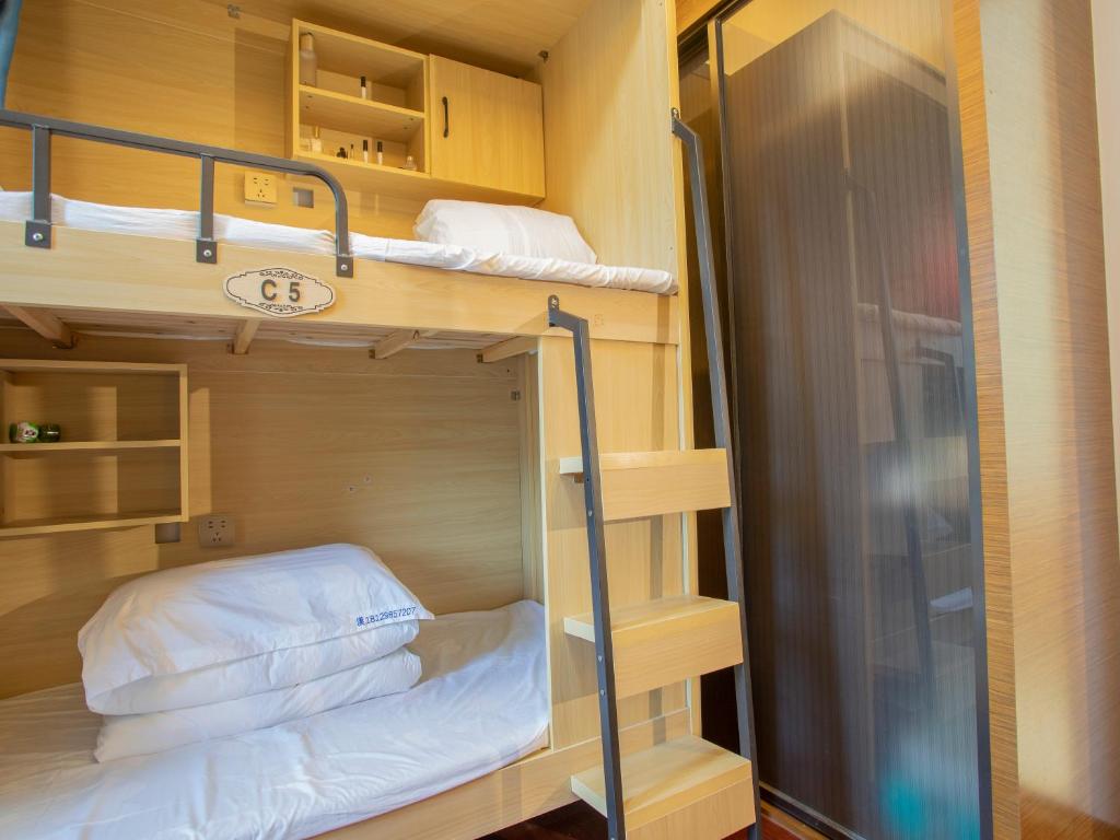 Postel nebo postele na pokoji v ubytování Yiweidu Youth Apartment