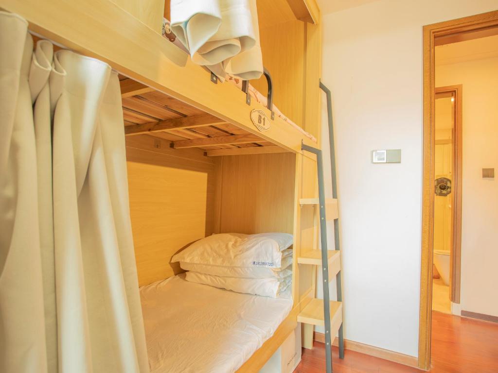 Postel nebo postele na pokoji v ubytování Yiweidu Youth Apartment