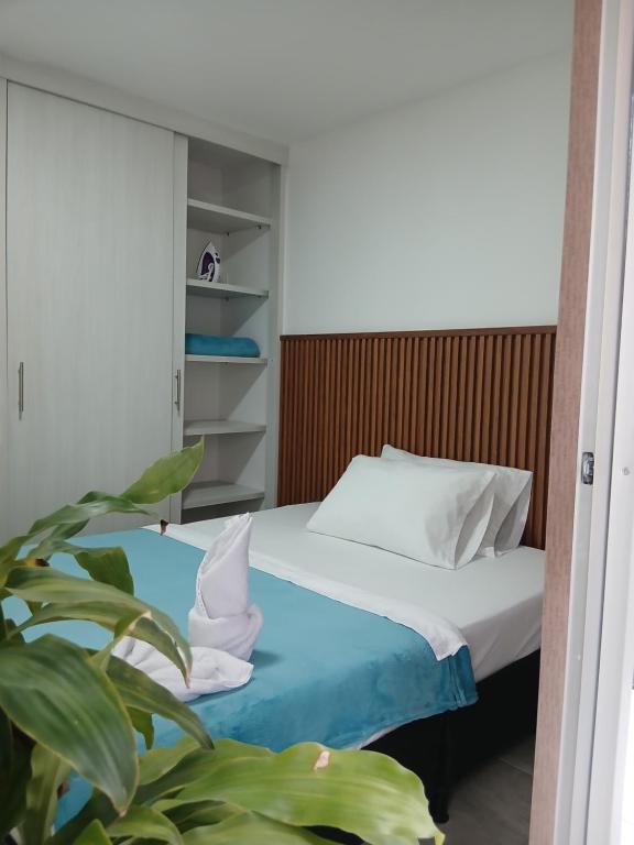 a bedroom with a bed and a plant at Vacaciones por el eje cafetero in Circasia