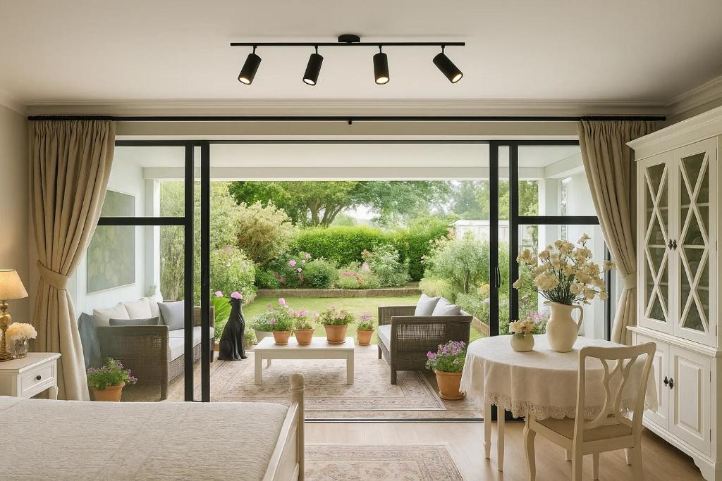 オークランドにあるMaison de Hobson Luxury guest suiteのベッドルーム1室(パティオに面したガラスのスライドドア付)