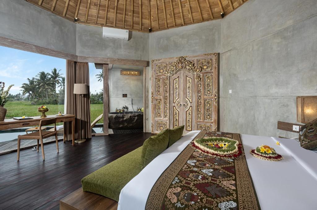Postel nebo postele na pokoji v ubytování TheWakanda Resort A Pramana Experience