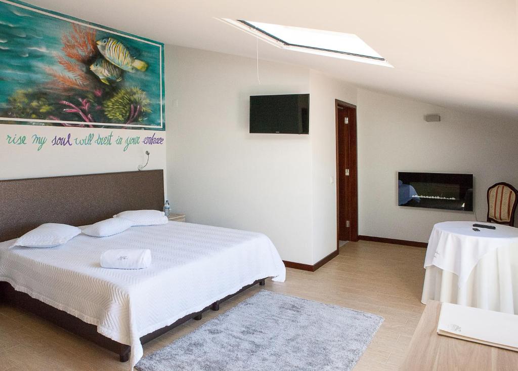 1 dormitorio con 1 cama y una pintura en la pared en Guest House A&z, en Espinho