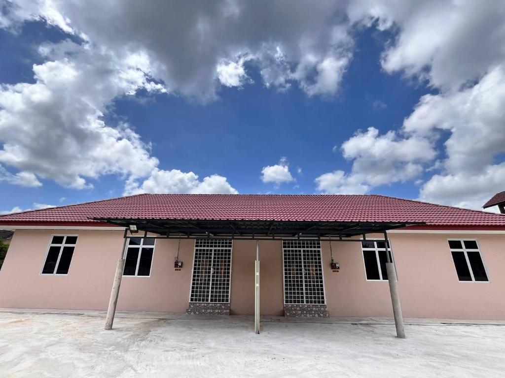 Το κτήριο όπου στεγάζεται  η παραθεριστική κατοικία