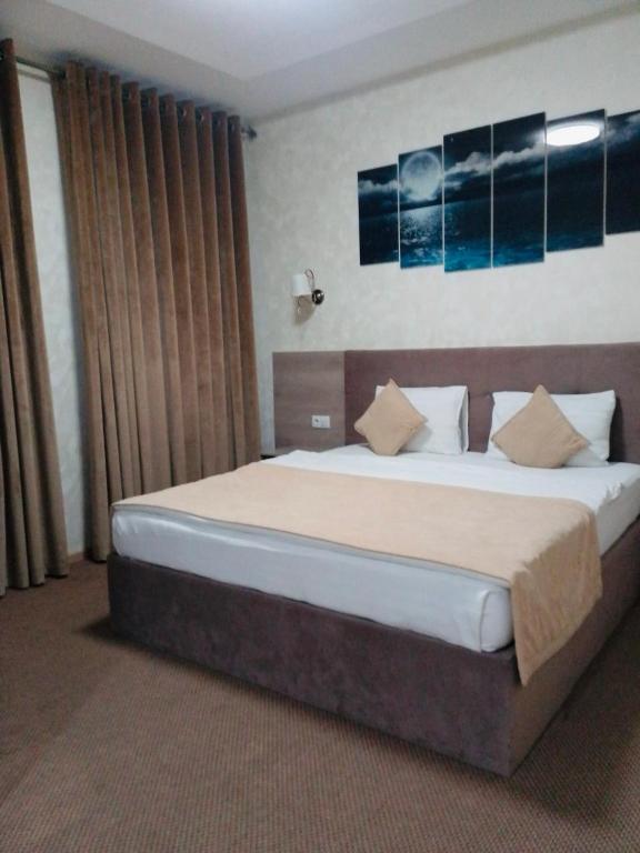 Postel nebo postele na pokoji v ubytování The Level Hotel