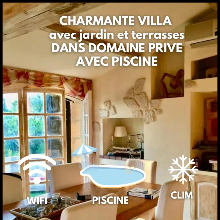 - un salon avec une table et des chaises dans l'établissement Maison NICOLA, à Fréjus