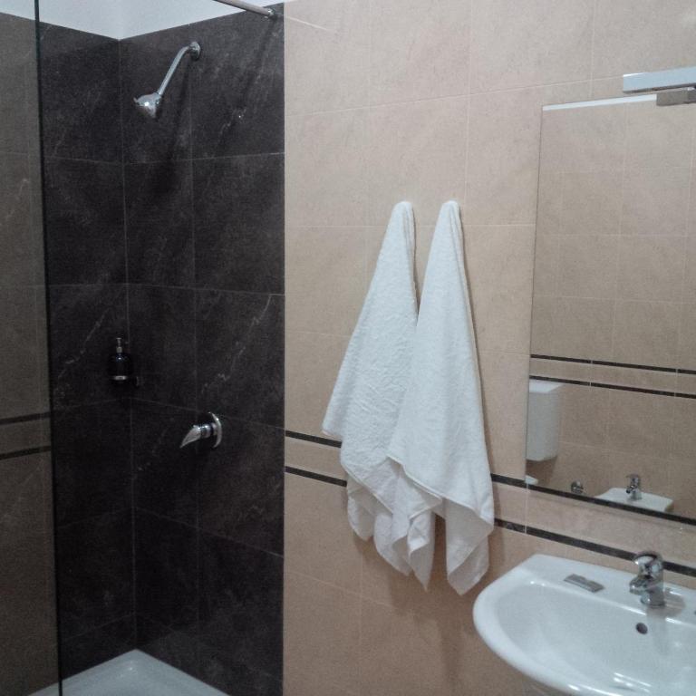 Uma casa de banho em Herges Hotel