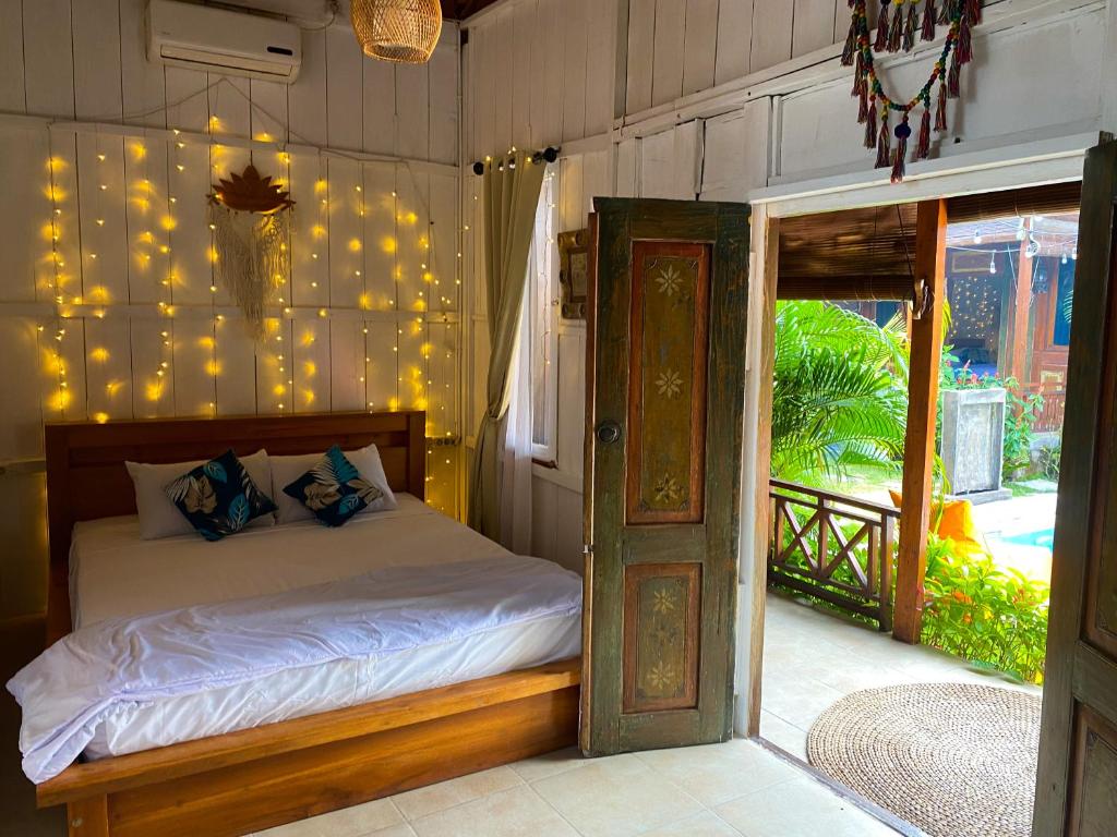 Postel nebo postele na pokoji v ubytování Lotus & Teak Villas