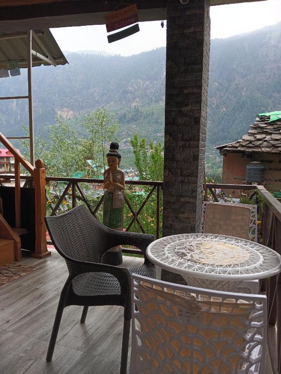 Nespecifikovaný výhled na hory nebo výhled na hory při pohledu z hostelu