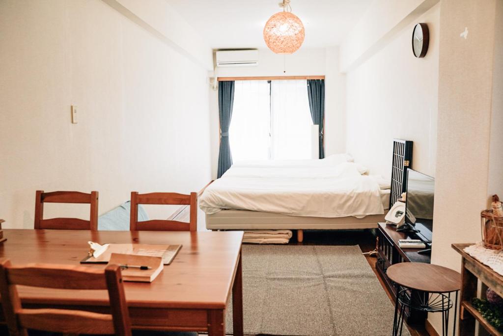 Postel nebo postele na pokoji v ubytování Tipy records inn room