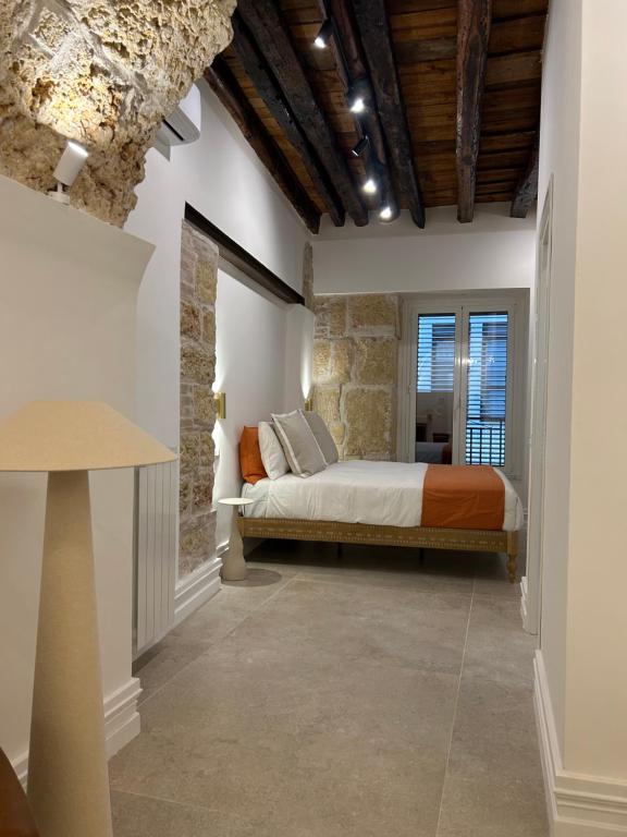 ein Schlafzimmer mit einem Bett in der Mitte eines Zimmers in der Unterkunft Addimura rooms in Palermo