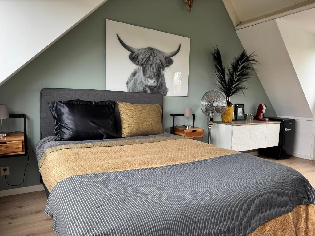 Postel nebo postele na pokoji v ubytování Loft met veel zonlicht