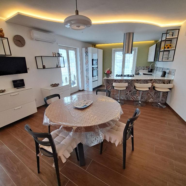 a kitchen and dining room with a table and chairs at Casa Marilyn in Agerola