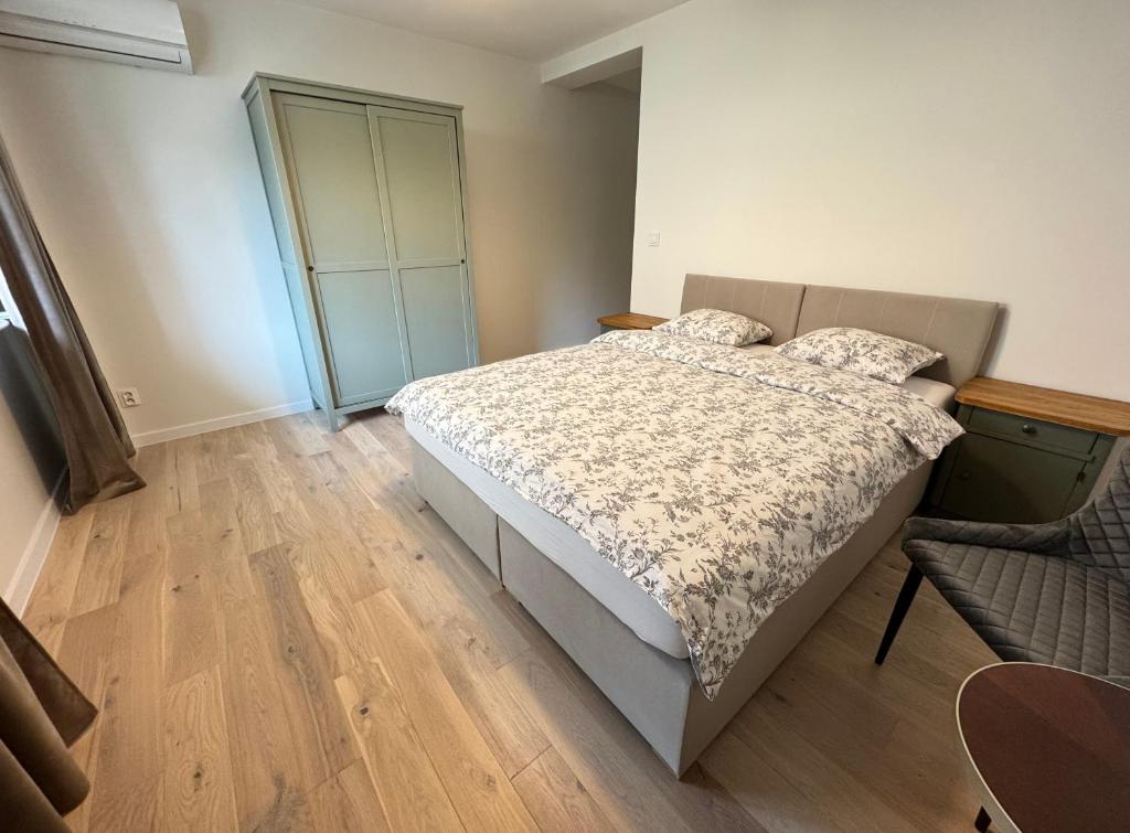 Postel nebo postele na pokoji v ubytování Pokoje 200m od promenady, Słowackiego 25a