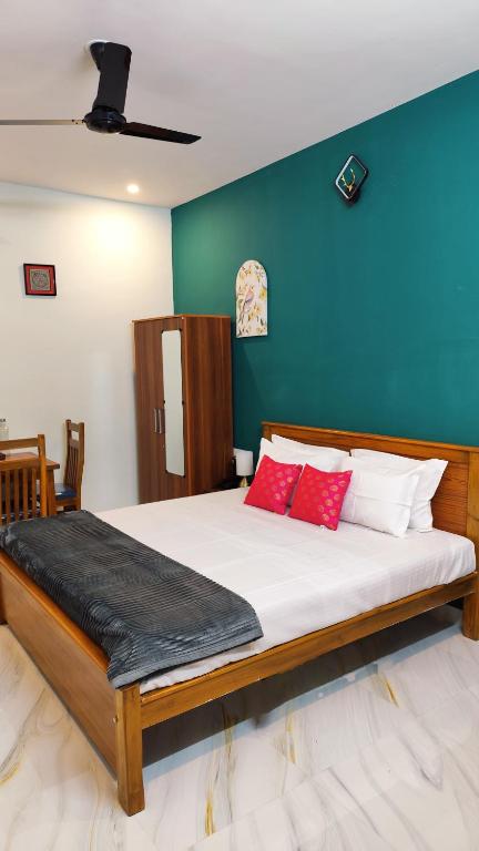 Postel nebo postele na pokoji v ubytování The Ishank Resorts Yercaud Hills