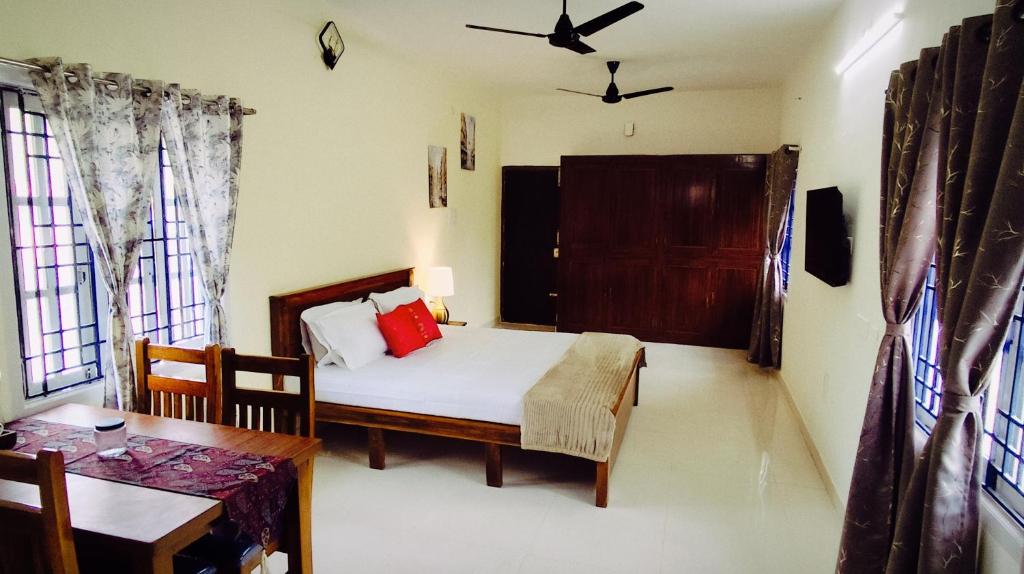 Postel nebo postele na pokoji v ubytování The Ishank Resorts Yercaud Hills