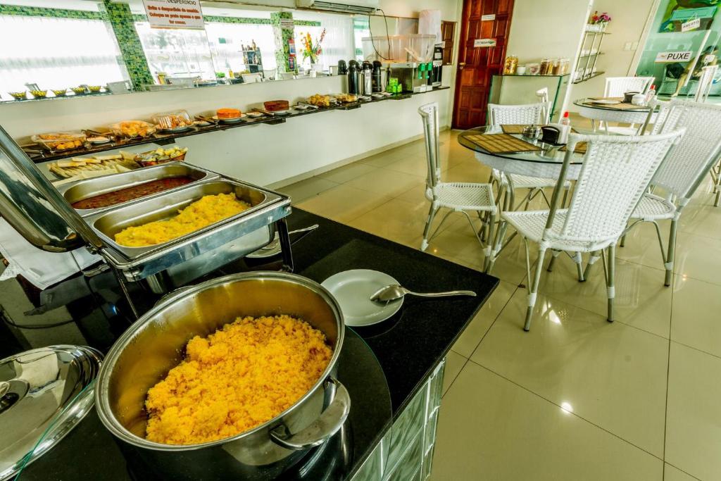 una cucina con buffet di cibi su un bancone di Hotel Litoral Fortaleza a Fortaleza