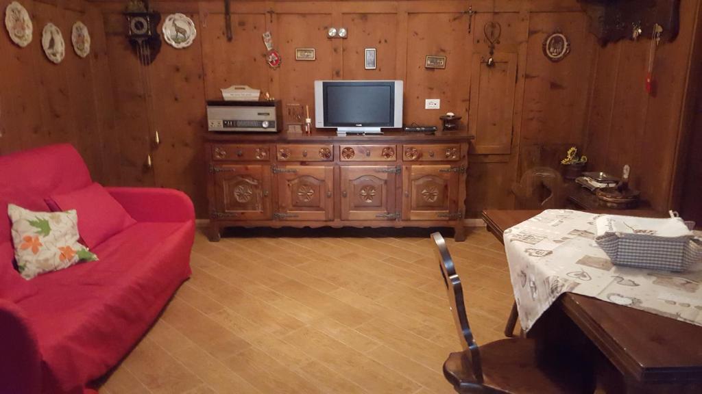 ブレツにあるBrezmorzyのリビングルーム(赤いソファ、テレビ付)