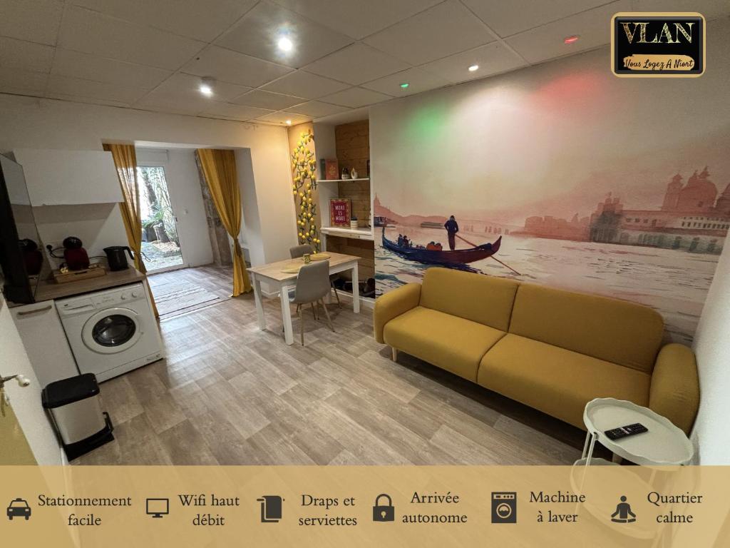 una sala de estar con sofá y una pintura de un barco en La Belle Citronnelle Appartement avec Jardin en Centre Ville, en Niort
