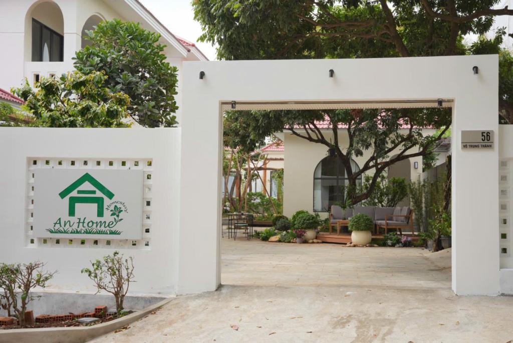 a gate to the courtyard of a house at An Home - Garden Homestay in Plei Brel (2)