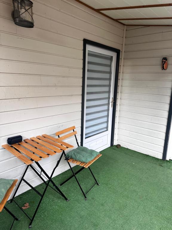 una panchina seduta sul lato di una casa di Charmant studio au coeur de Vichy a Vichy
