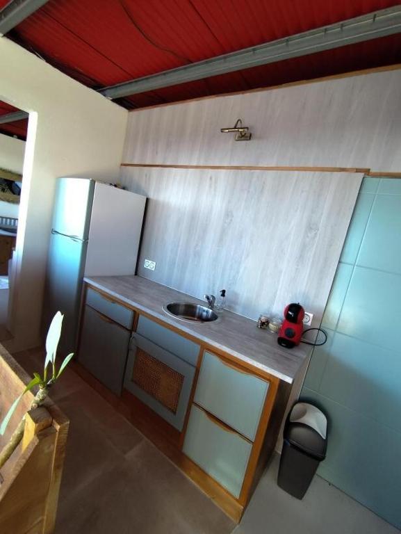 Kuchyň nebo kuchyňský kout v ubytování l'Antre-Temps, maison atypique