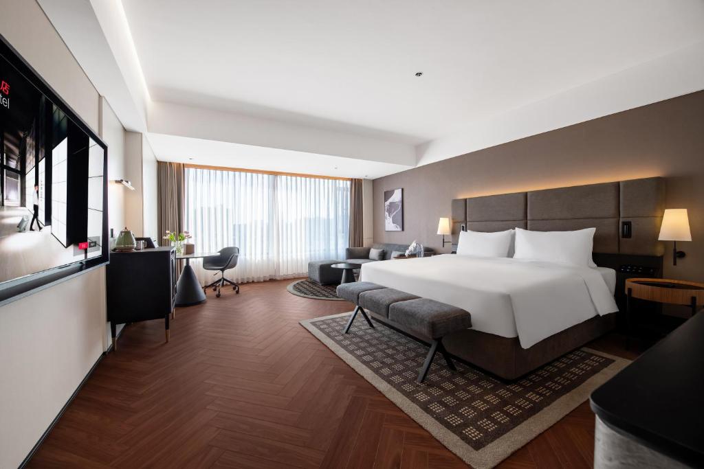 Postel nebo postele na pokoji v ubytování Intercity Hotel Hangzhou West Lake Wulin Plaza