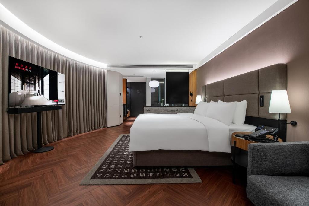 Postel nebo postele na pokoji v ubytování Intercity Hotel Hangzhou West Lake Wulin Plaza