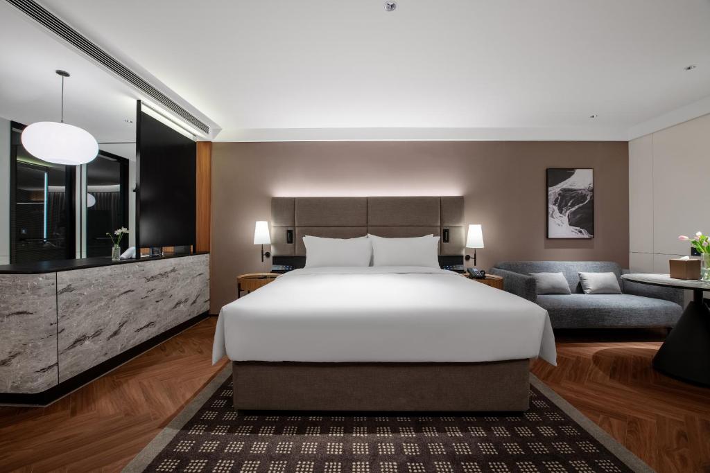 Postel nebo postele na pokoji v ubytování Intercity Hotel Hangzhou West Lake Wulin Plaza