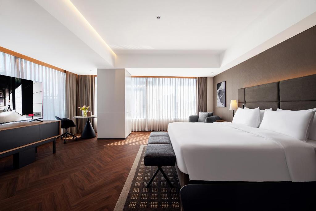 Postel nebo postele na pokoji v ubytování Intercity Hotel Hangzhou West Lake Wulin Plaza