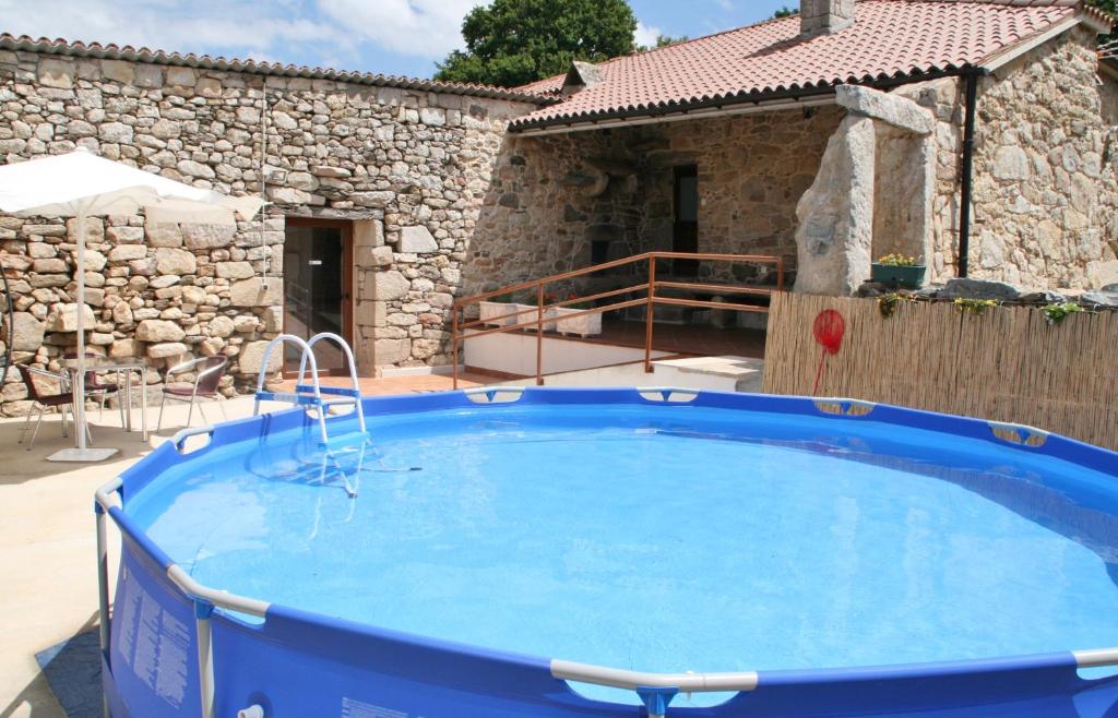 Bazén v ubytovaní REMANSO DE TRASFONTAO "Casa do Campo" alebo v jeho blízkosti