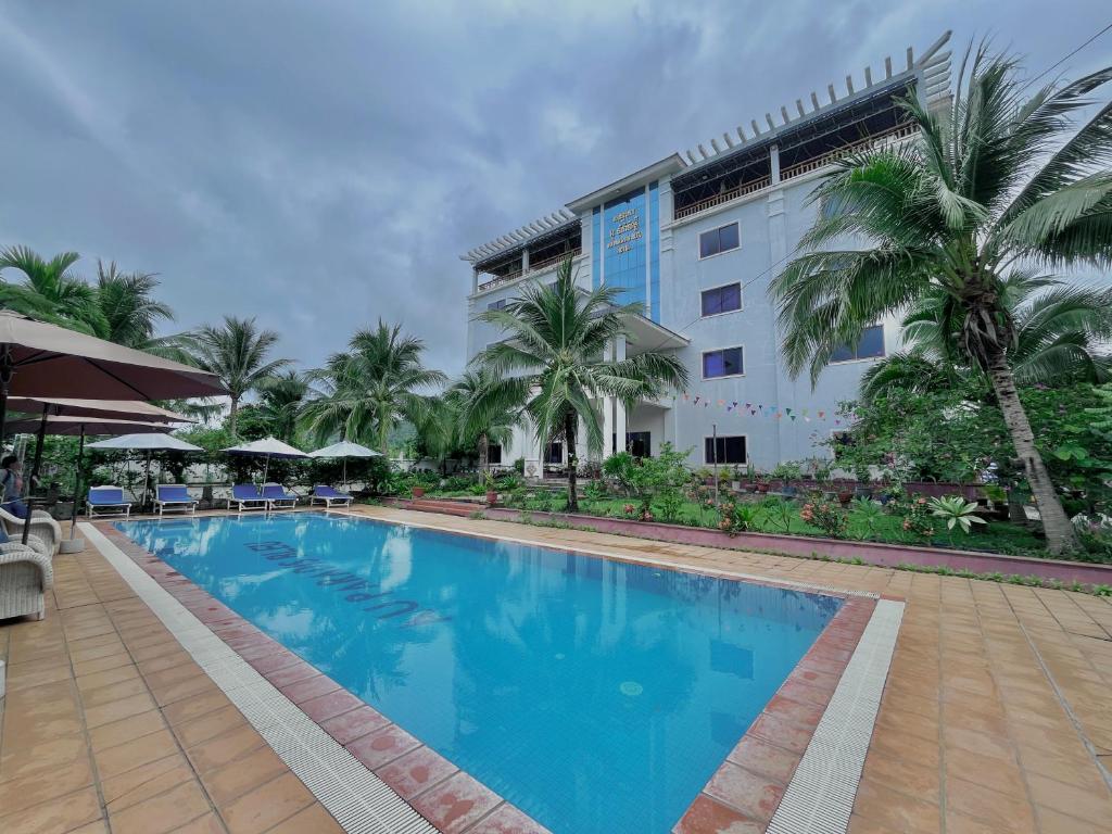 白马市Au Paradis Bleu Hotel的建筑物前的一个大型游泳池