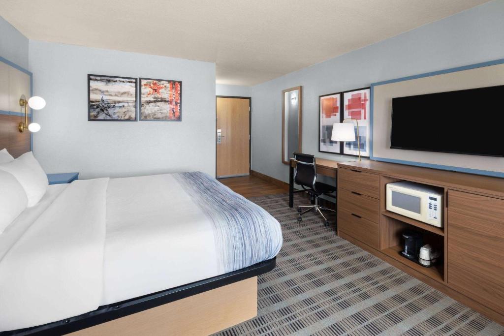 AmericInn by Wyndham Oscoda Near AuSable River - Habitación Con Cama Extragrande - No Fumadores