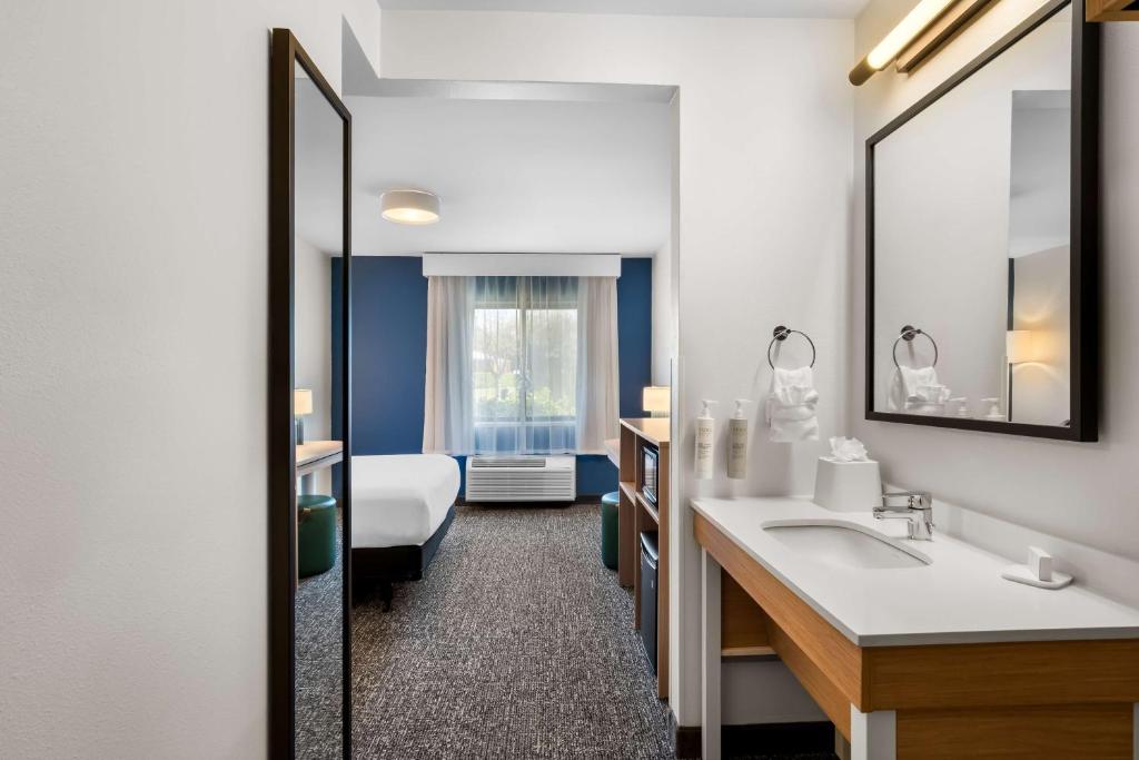 Spark By Hilton Grapevine DFW North photo