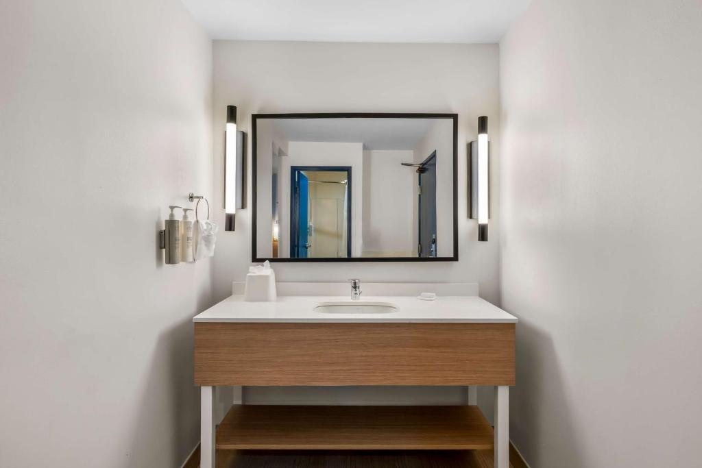 Spark By Hilton Grapevine DFW North photo