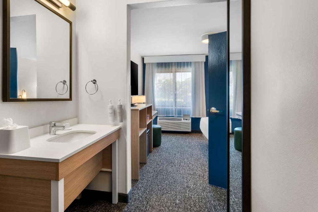 Spark By Hilton Grapevine DFW North photo