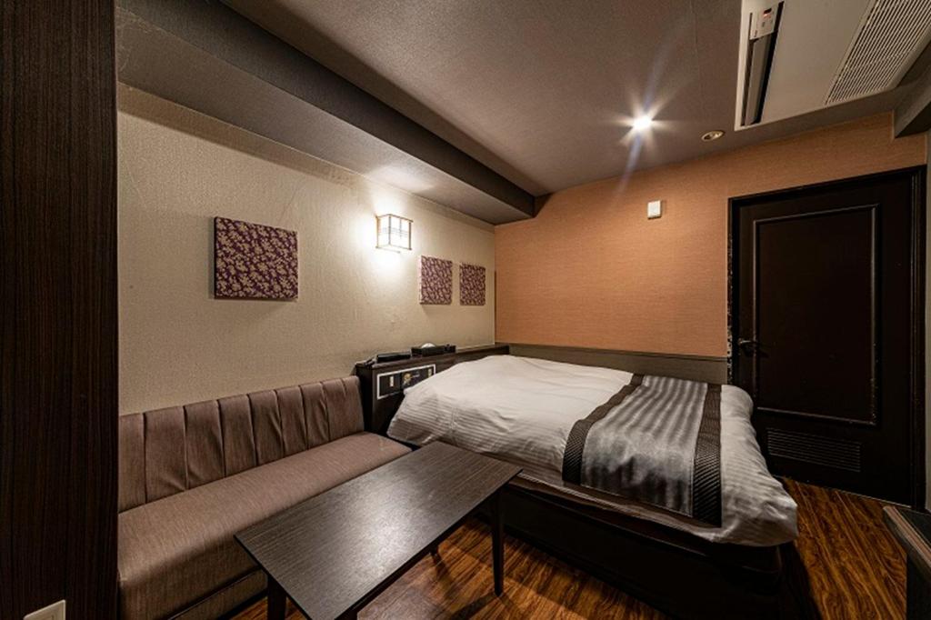 Postel nebo postele na pokoji v ubytování HOTEL Mai Sakura ADULT ONLY
