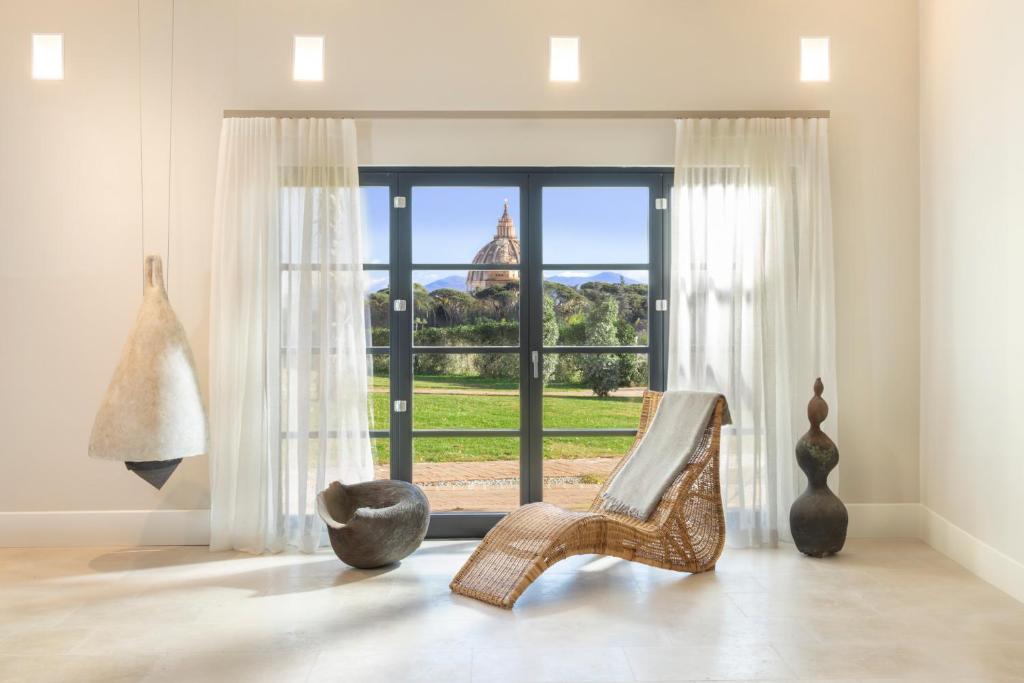 Habitación con ventana con vistas a un edificio en Exclusive Home with pool and iconic View on Saint Peter, en Roma