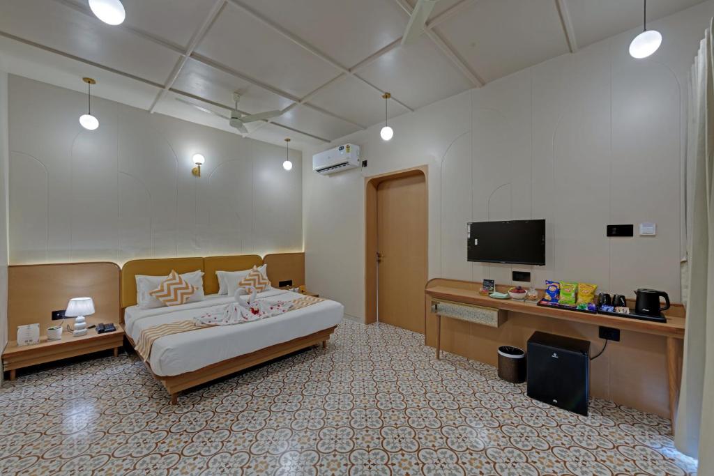 Rúm í herbergi á Villa Euphoria Resort at Statue of Unity