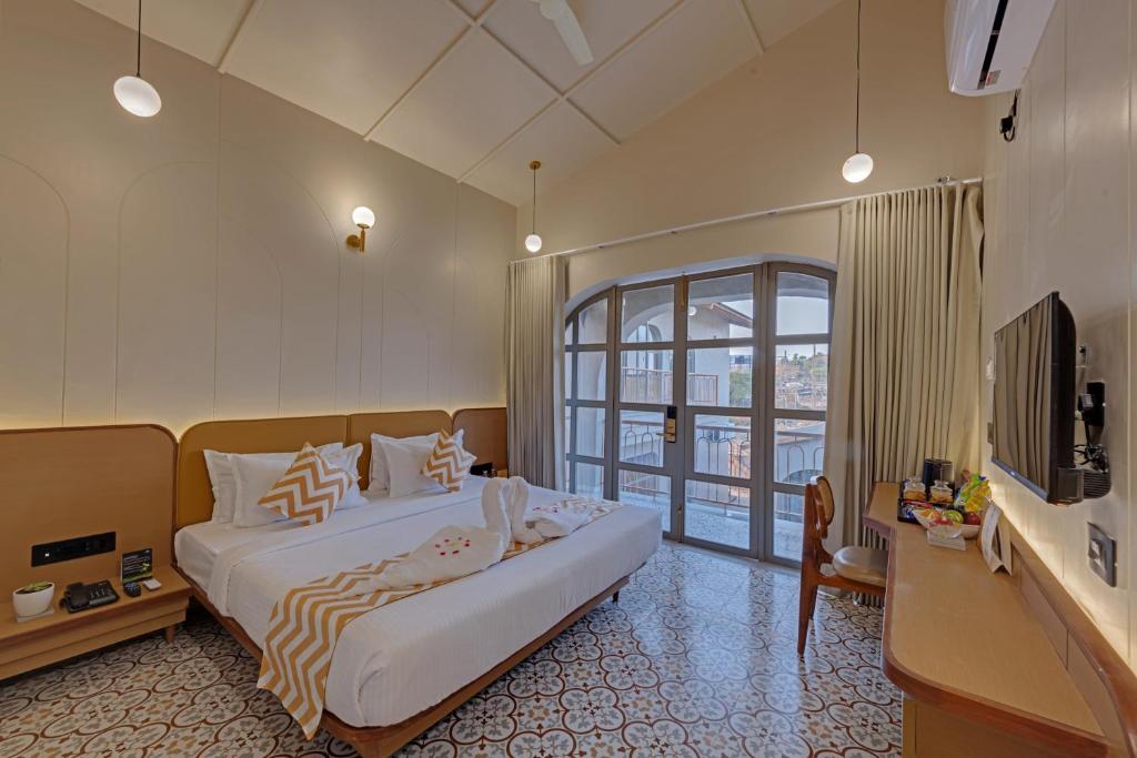 Rúm í herbergi á Villa Euphoria Resort at Statue of Unity