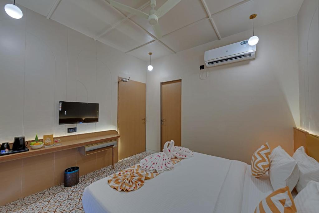 Rúm í herbergi á Villa Euphoria Resort at Statue of Unity