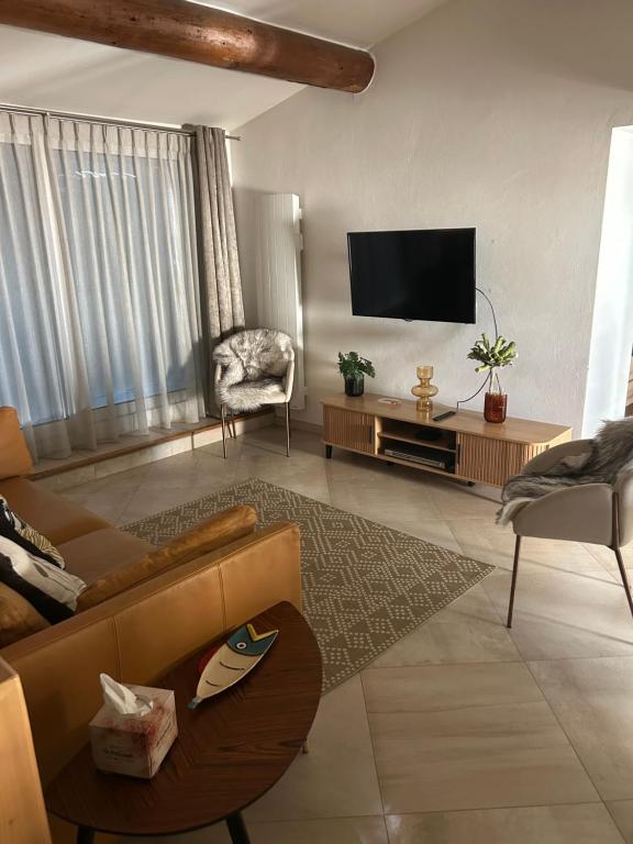 Telewizja i/lub zestaw kina domowego w obiekcie Entre couleurs et senteurs