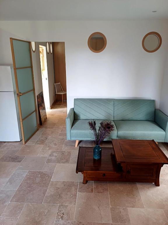 un salon avec un canapé et une table basse dans l'établissement Charmant T1 en Provence Verte, à Carcès