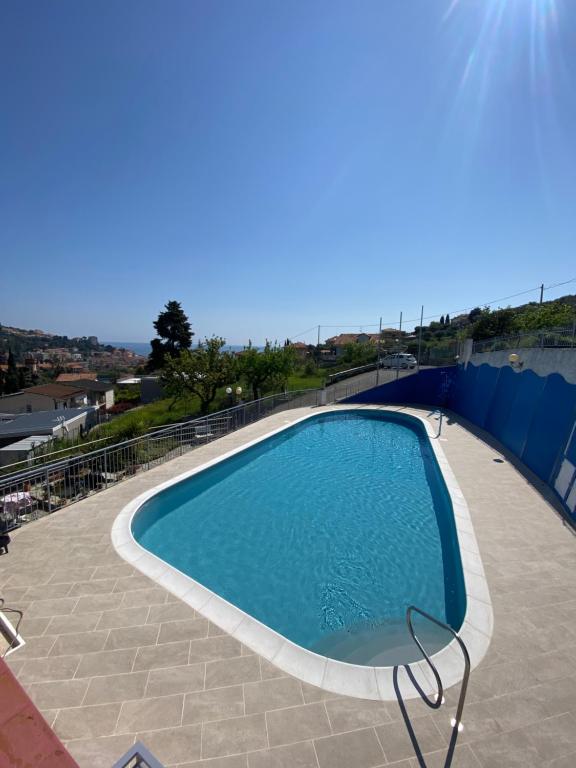 Bazén v ubytovaní Residence Hotel Edy alebo v jeho blízkosti