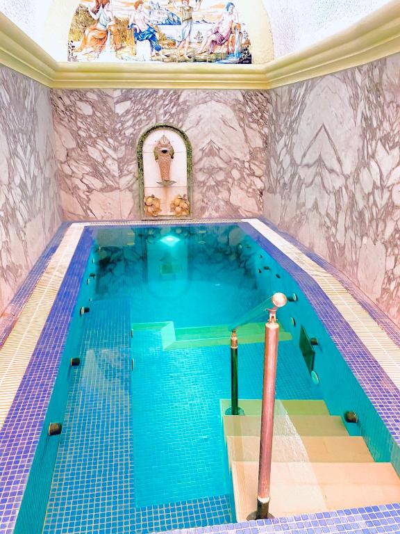 בריכת השחייה שנמצאת ב-Strand Hotel Delfini או באזור