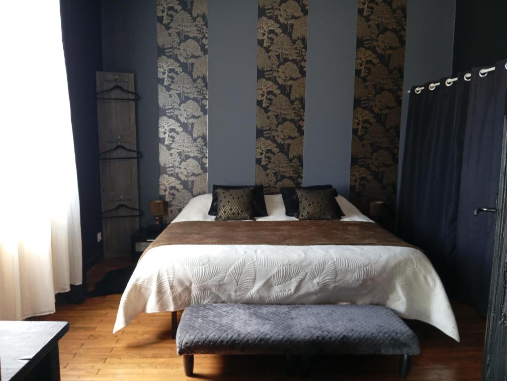 une chambre avec un grand lit avec deux oreillers dans l'établissement Maison cosy avec piscine et 2 chambres, à Niort