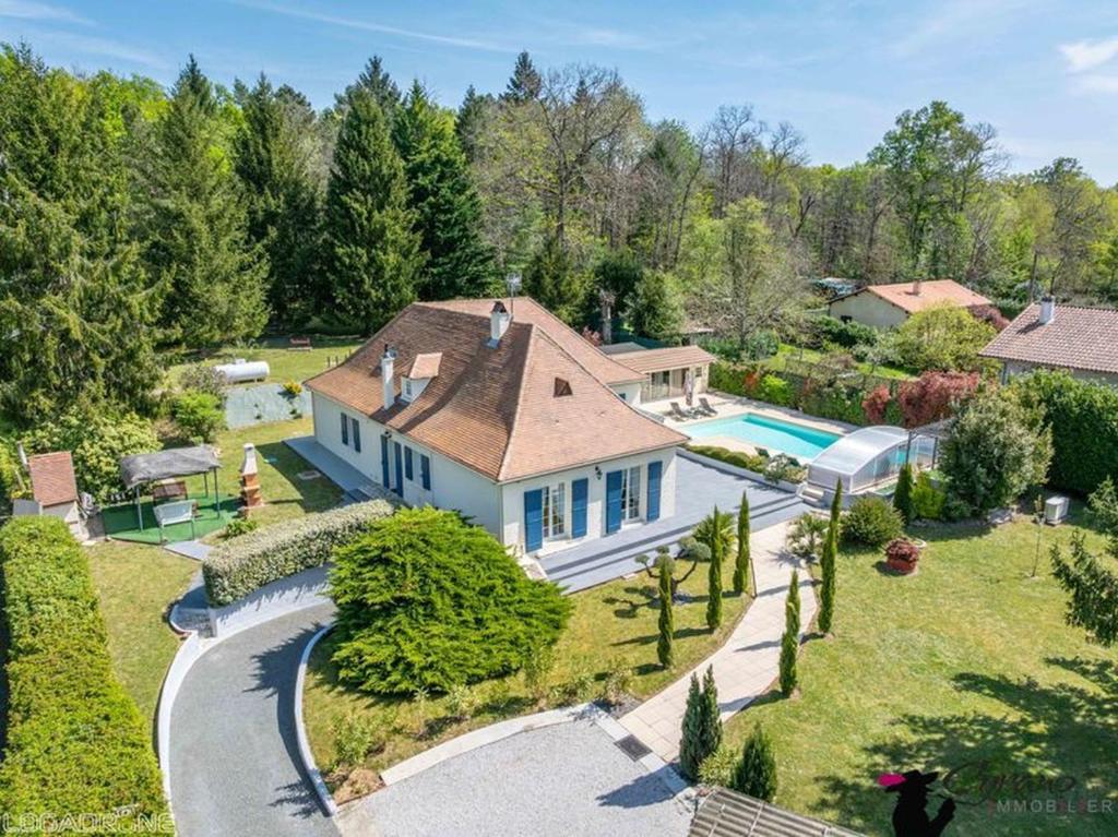 une vue aérienne d'une maison avec piscine dans l'établissement Splendide Villa et Studio Climatisés-Grande Piscine-Vaste Parc, à Saint-Sauveur