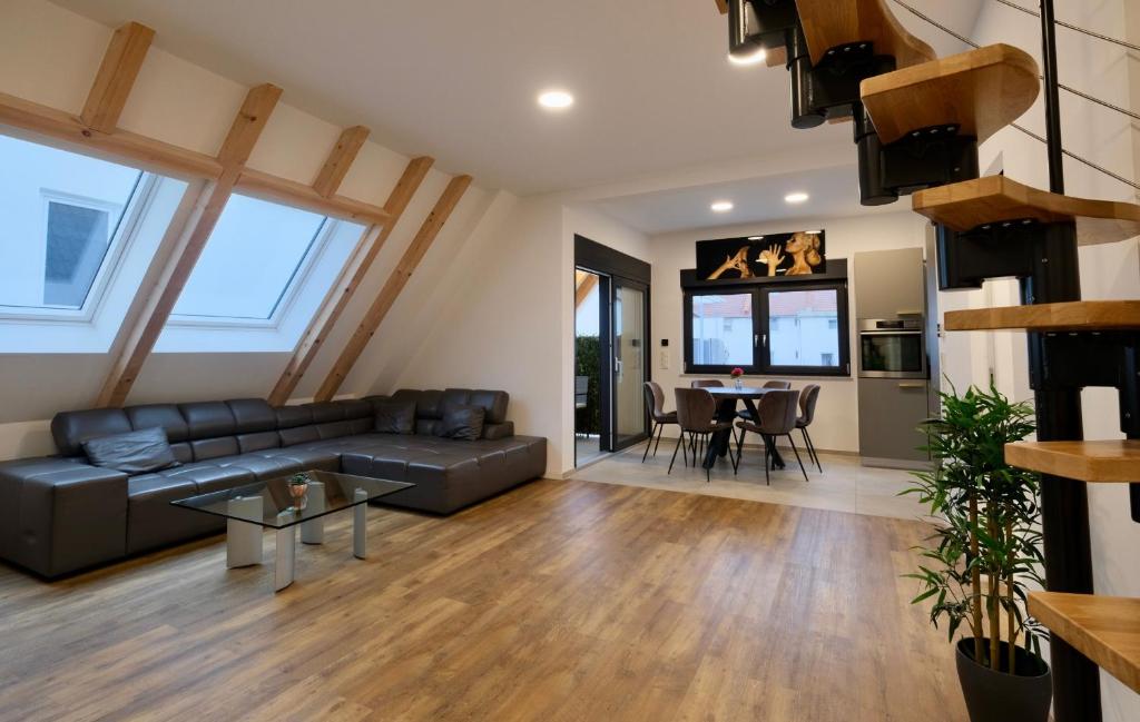 a living room with a couch and a table at Brandneues Stadtglanz Apartment in Stuttgart