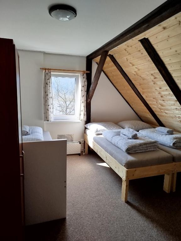 Postel nebo postele na pokoji v ubytování Chalupa Emma