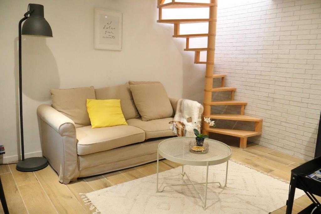 un salon avec un canapé et une table dans l'établissement duplex centre historique climatisé, à Toulon